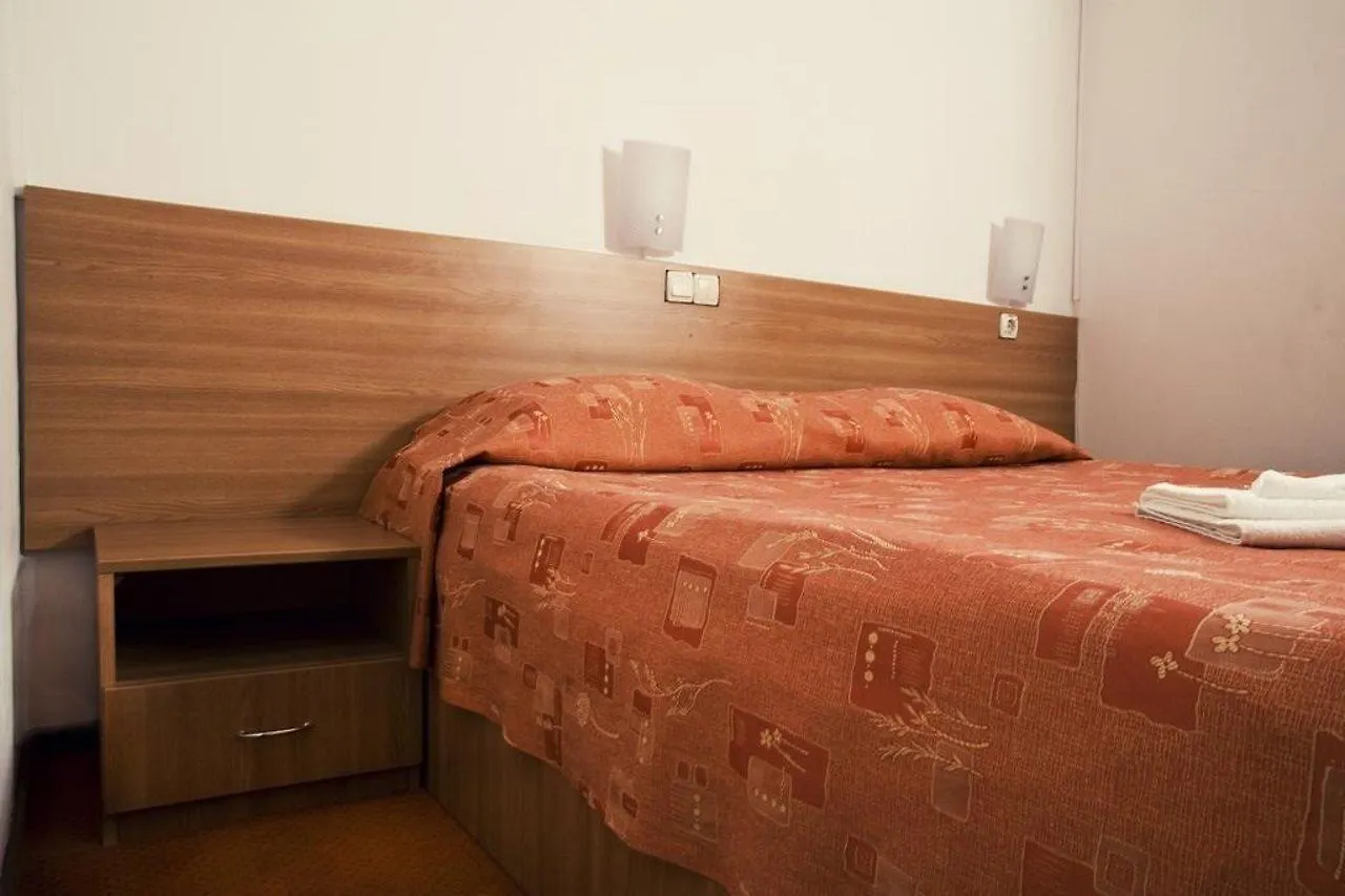 Hotel Est بوخارست 3*,  رومانيا